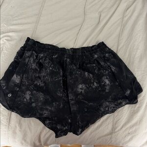 Lululemon high rise hotty hot shorts 14